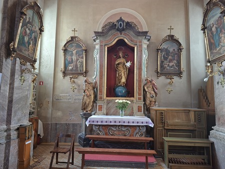 V niši desnega stranskega oltarja iz peščenjaka je kip Brezmadežne (1)